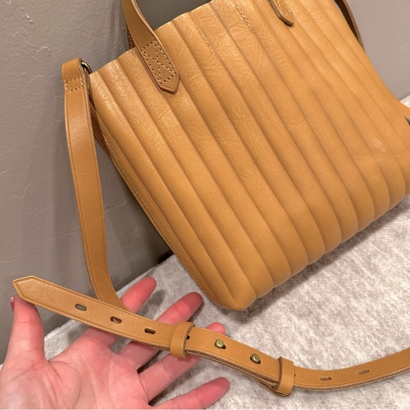 NWT! Madewell The Mini Transport Crossbody: Bubble Pleat Edition in Golden Oak - Picture 7 of 14